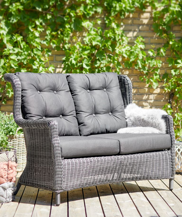 Ispirazione rétro per il divano due posti Falkenberg di Jysk che è composto da una struttura in alluminio e polyrattan intrecciato grigio. In dotazione i cuscini imbottiti di alta qualità, con una fodera in resistente tessuto intrecciato nero, che rendono confortevole la seduta e l'alto schienale. Misura L 126 x P 80 x H 100 cm. Prezzo 329 euro. https://jysk.it