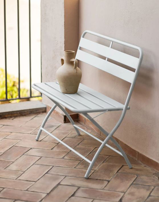 Permette di ottimizzare al meglio lo spazio Janti di Sklum: infatti quando non serve può essere piegato e riposto agevolmente. È realizzato in acciaio con un doppio strato di vernice a polvere per garantirne la resistenza e la durata, inoltre ha un'ottima stabilità grazie all'ingegnoso design delle gambe e della struttura. Misura L 90,5 x P 43 x H 83 cm. Prezzo 99,95 euro. https://www.sklum.com