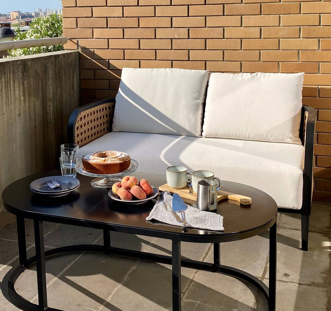 Trova posto anche in un mini balcone il divanetto due posti Montefalco di Beliani con la struttura in alluminio, i fianchi in rattan sintetico e una serie di cuscini imbottiti e rivestiti in poliestere bianco. La seduta bassa e profonda ne aumenta il comfort. È venduto con il tavolino basso coordinato con il piano in vetro. Misura L 137 x P 74 x H 87 cm. Prezzo 1.449 euro (per il set). https://www.beliani.it