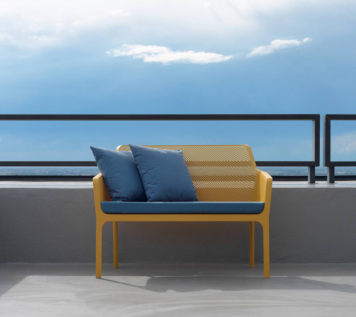 Compatto e resistente il divanetto due posti Net Bench di Nardi ha la struttura completamente prodotta in resina fiberglass giallo senape con rinforzo metallico inglobato. Non teme i raggi UV e le intemperie e per auentarne il comfort basta aggiungere qualche cuscino. Misura L 116 x P 70 x H 86 cm. Prezzo 225,70 euro. https://www.nardioutdoor.com