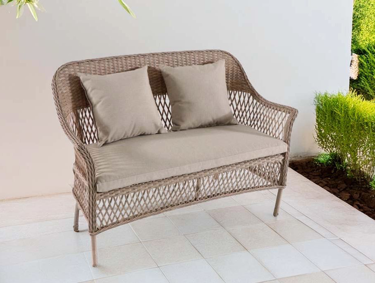 Rattan sintetico di alta qualità per il divanetto due posti Roslyn di OBI che è resistente ai raggi UV e alle intemperie; è corredato di cuscini rivestiti in tessuto beige. Il suo stile rievoca le raffinate atmosfere coloniali. Misura L 117 x P 65 x H 87 cm. Prezzo 329 euro. https://www.obi-italia.it