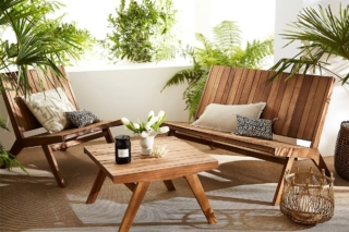 Il divanetto Tidak di Miliboo, in legno massello di acacia, arreda anche un mini balcone. Il legno esotico con cui è realizzato lo rende resistente agli agenti atmosferici anche grazie alla finitura con olio protettivo e gli dona una calda colorazione ambrata. Lo schienale formato da doghe di larghezza diversa lo rende contemporaneo. Misura L 116 x P 80 x H 79 cm. Prezzo 249,99 euro. https://www.miliboo.it Il divanetto Tidak di Miliboo, in legno massello di acacia, arreda anche un mini balcone. Il legno esotico con cui è realizzato lo rende resistente agli agenti atmosferici anche grazie alla finitura con olio protettivo e gli dona una calda colorazione ambrata. Lo schienale formato da doghe di larghezza diversa lo rende contemporaneo. Misura L 116 x P 80 x H 79 cm. Prezzo 249,99 euro. https://www.miliboo.it