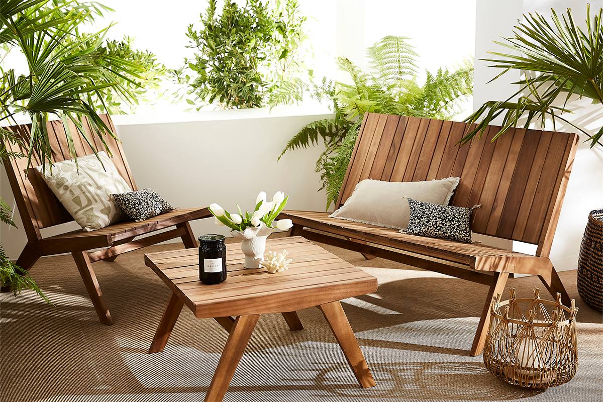 Il divanetto Tidak di Miliboo, in legno massello di acacia, arreda anche un mini balcone. Il legno esotico con cui è realizzato lo rende resistente agli agenti atmosferici anche grazie alla finitura con olio protettivo e gli dona una calda colorazione ambrata. Lo schienale formato da doghe di larghezza diversa lo rende contemporaneo. Misura L 116 x P 80 x H 79 cm. Prezzo 249,99 euro. https://www.miliboo.it