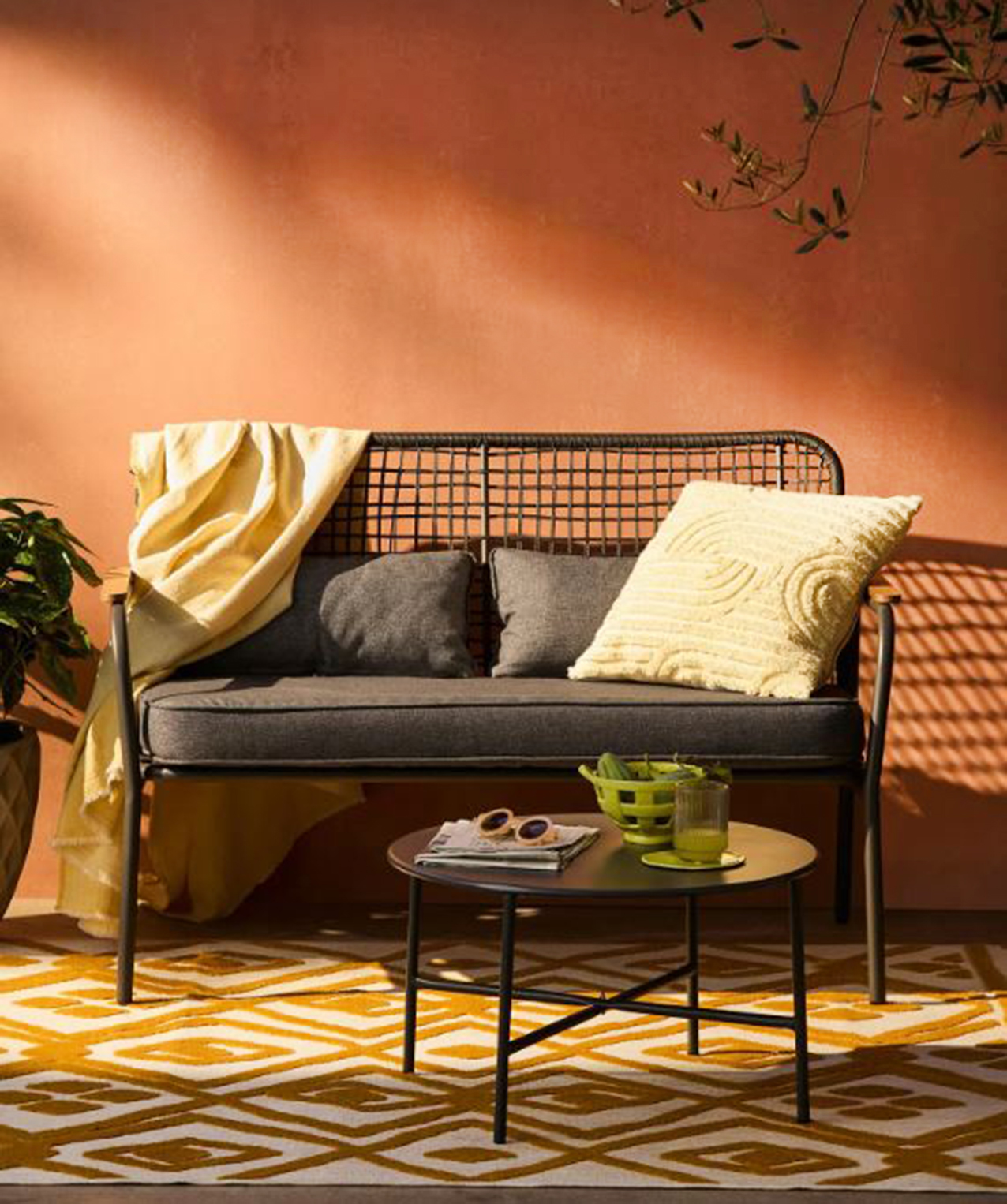 Leggero e facile da ambientare il divanetto (art. 96851295) di Bonprix: il telaio in 100% acciaio è caratterizzato da un intreccio in polietilene nero. I cuscini  sono imbottiti in poliuretano e sono rivestiti in poliestere. Misura L 120 x P 73 x H 81 cm. Prezzo 219,99 euro. https://www.bonprix.it