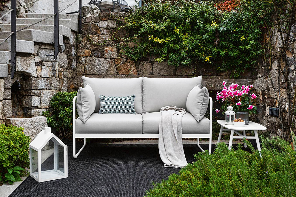 Fa parte della collezione Easy di Connubia il divano outdoor caratterizzato dalla presenza dei grandi e comodi cuscini sfoderabili che trovano posto sulla struttura in tubo di metallo trattato e verniciato bianco.  Il rivestimento è in poliuretano espanso protetto da fodera impermeabile in pvc e rivestito in tessuto Sunbrella® idrorepellente. Il tessuto offre una speciale protezione dai raggi UV ed è resistente allo sbiadimento, oltre ad avere proprietà antimuffa e antimacchia. Misura L 146 x P 73 x H 80,5 cm. Prezzo a partire da 2.364 euro. https://connubia.com