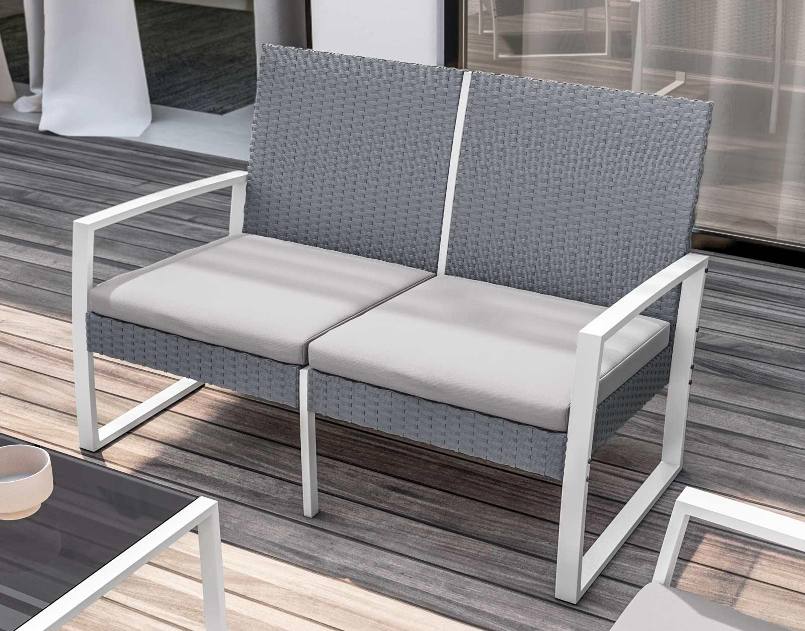 Fa parte del set relax Jerez di Deghi il divanetto da esterno con il telaio in acciaio verniciato bianco e polyrattan grigio intrecciato. Misura L 112 x P 64 x H 75 cm. Prezzo 299 euro (per il set da 4 pezzi: divano, 2 poltrone e tavolino). https://www.deghi.it
