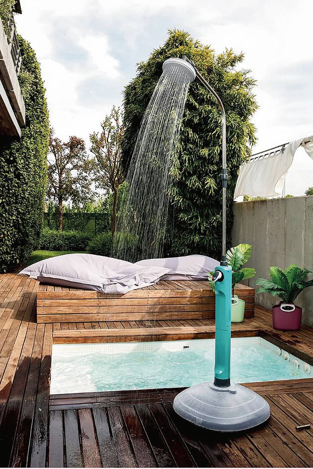 La doccia solare Sunny Niagara di GF Garden, con miscelatore ergonomico, produce acqua calda senza elettricità: è sufficiente esporre la base/serbatoio al sole per due ore. Misura H 210 cm e su www.amazon.it costa 140 euro. gfgarden.it La doccia solare Sunny Niagara di GF Garden, con miscelatore ergonomico, produce acqua calda senza elettricità: è sufficiente esporre la base/serbatoio al sole per due ore. Misura H 210 cm e su www.amazon.it costa 140 euro. gfgarden.it