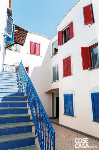 esterno palazzina imposte rosse e blu esterno palazzina imposte rosse e blu