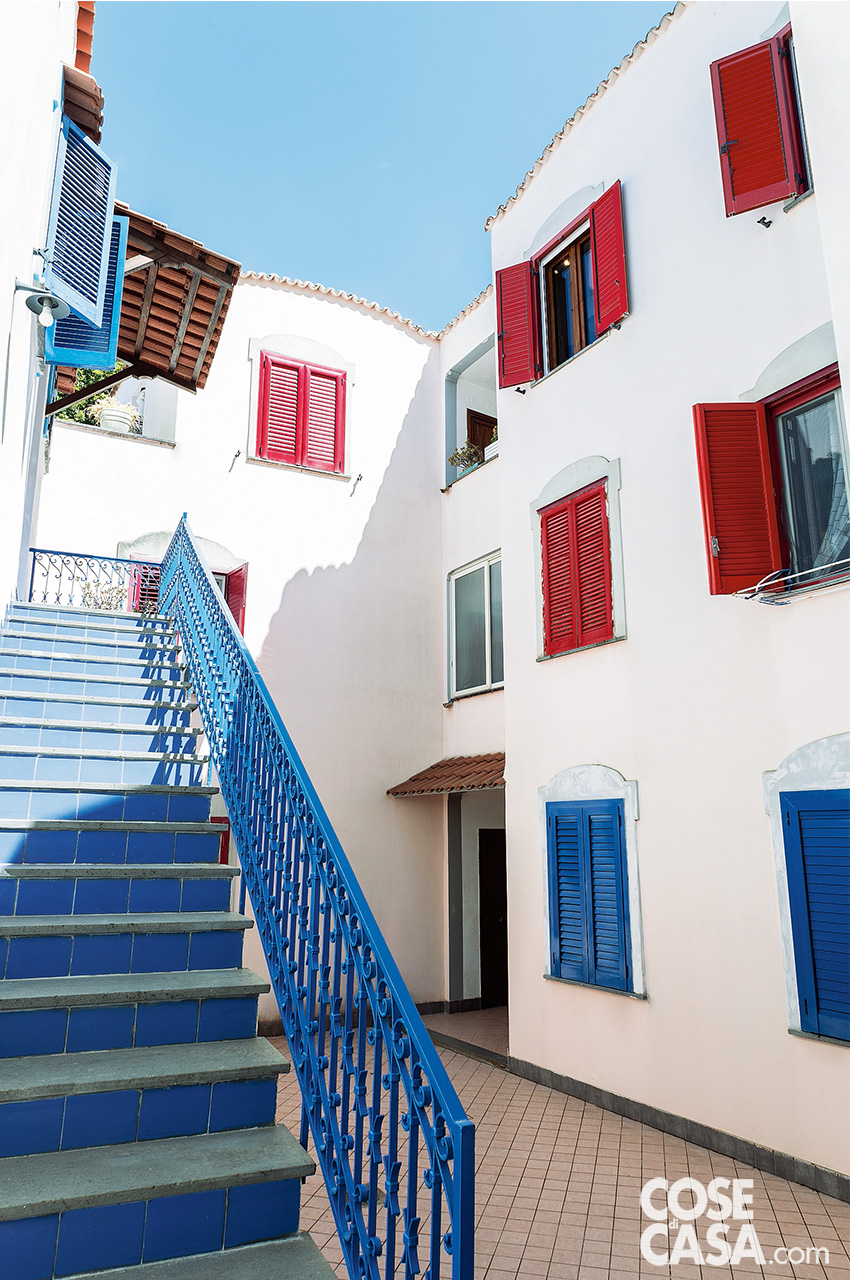 esterno palazzina imposte rosse e blu esterno palazzina imposte rosse e blu