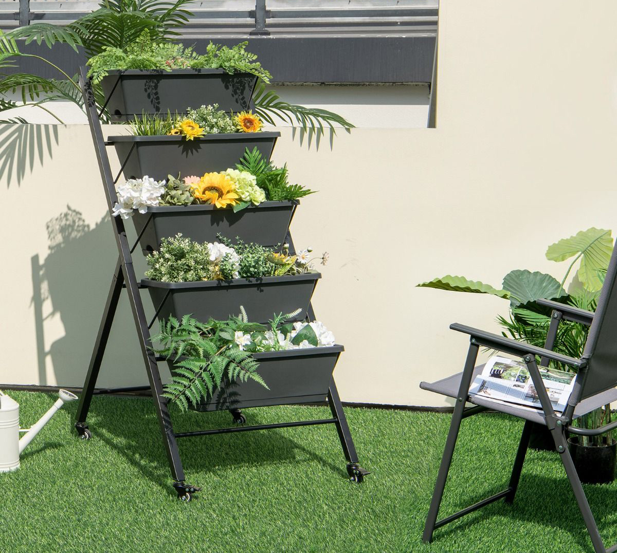 Si sviluppa verticalmente la fioriera a 5 livelli (Codice: 31876049) in vendita su Costway che permette di coltivare anche un mini orto sul balcone: la struttura triangolare in metallo, verniciato a polvere ad alta resistenza e antiruggine, con ruote è dotata di cinque contenitori con vassoio rimovibile e numerosi fori di drenaggio. Misura L 57 x P 68 x H 117 cm. Prezzo 127,99 euro. https://www.costway.it