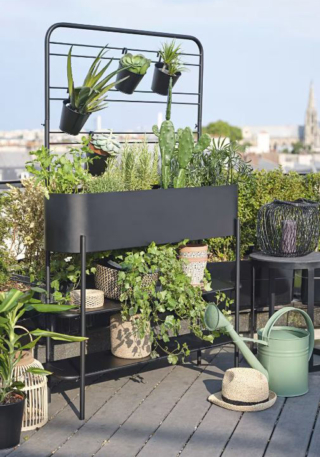 Può essere usata anche come paravento la fioriera Auckland di Maisons du Monde che è completamente realizzata in metallo nero. Permette di esporre sul balcone non solo le piante. Misura L 96 x P 24 x H 155 cm. Prezzo 239 euro. https://www.maisonsdumonde.com Può essere usata anche come paravento la fioriera Auckland di Maisons du Monde che è completamente realizzata in metallo nero. Permette di esporre sul balcone non solo le piante. Misura L 96 x P 24 x H 155 cm. Prezzo 239 euro. https://www.maisonsdumonde.com