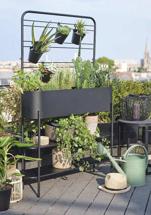 Può essere usata anche come paravento la fioriera Auckland di Maisons du Monde che è completamente realizzata in metallo nero. Permette di esporre sul balcone non solo le piante. Misura L 96 x P 24 x H 155 cm. Prezzo 239 euro. https://www.maisonsdumonde.com