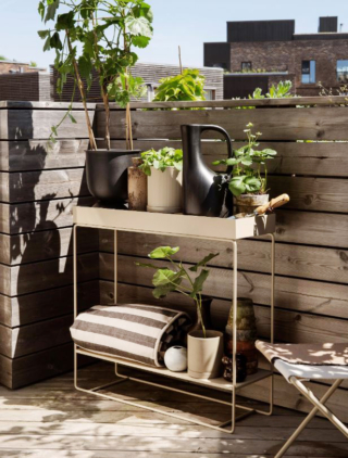 La fioriera portavasi Plant Box di Ferm Living in vendita su Westwing è composta da due vassoi in ferro verniciato a polvere beige chiaro, montati su gambe sottili. Misura L 80 x P 25 x H 75 cm. Prezzo 359 euro. https://www.westwing.it La fioriera portavasi Plant Box di Ferm Living in vendita su Westwing è composta da due vassoi in ferro verniciato a polvere beige chiaro, montati su gambe sottili. Misura L 80 x P 25 x H 75 cm. Prezzo 359 euro. https://www.westwing.it