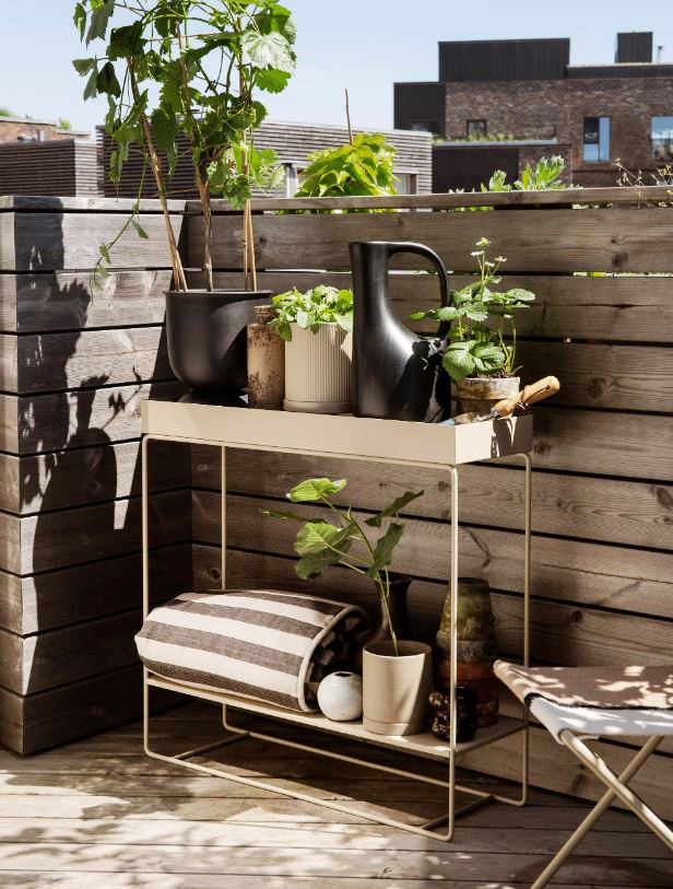 La fioriera portavasi Plant Box di Ferm Living in vendita su Westwing è composta da due vassoi in ferro verniciato a polvere beige chiaro, montati su gambe sottili. Misura L 80 x P 25 x H 75 cm. Prezzo 359 euro. https://www.westwing.it