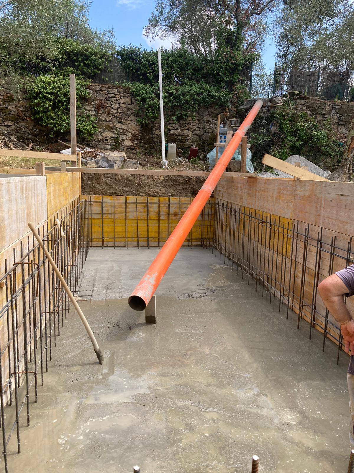 La scelta costruttiva è stata di realizzare la piscina in cemento armato. Si sarebbe anche potuta fare una vasca in acciaio prefabbricata, e costruttivamente sarebbe stato più facile veloce, ma si è preferito il metodo “tradizionale”, che assicurava maggior stabilità in questa situazione. Il primo passaggio è stata la platea sul fondo, poi i casseri per le pareti, tutto con il progetto di un ingegnere strutturista. La scelta costruttiva è stata di realizzare la piscina in cemento armato. Si sarebbe anche potuta fare una vasca in acciaio prefabbricata, e costruttivamente sarebbe stato più facile veloce, ma si è preferito il metodo “tradizionale”, che assicurava maggior stabilità in questa situazione. Il primo passaggio è stata la platea sul fondo, poi i casseri per le pareti, tutto con il progetto di un ingegnere strutturista.