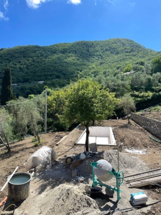 I bordi della piscina sono realizzati con la stessa pietra chiara, mentre il telo con cui è rivestito l’interno è beige. Questo colore, che assomiglia a una tonalità sabbia, quando viene utilizzato sul fondo, conferisce all’acqua un aspetto verde acqua e meno azzurro, più esotico. I bordi della piscina sono realizzati con la stessa pietra chiara, mentre il telo con cui è rivestito l’interno è beige. Questo colore, che assomiglia a una tonalità sabbia, quando viene utilizzato sul fondo, conferisce all’acqua un aspetto verde acqua e meno azzurro, più esotico.