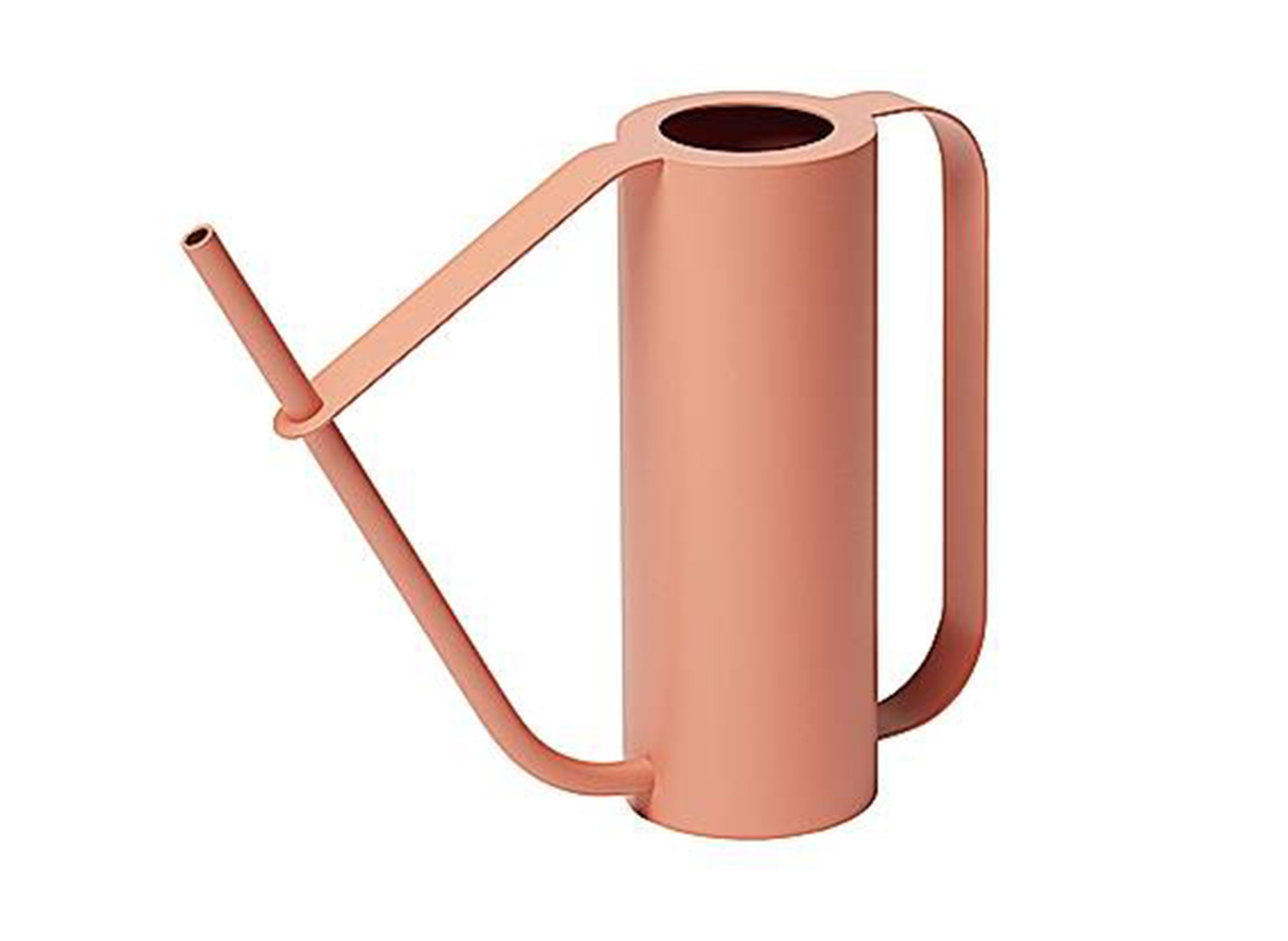 È in metallo goffrato con verniciatura a polvere l'innaffiatoio Idro di Hiro, proposto in tanti colori desaturati. Misura L 9 x P 31 x H 24 cm e costa 69 euro. hiro.design È in metallo goffrato con verniciatura a polvere l'innaffiatoio Idro di Hiro, proposto in tanti colori desaturati. Misura L 9 x P 31 x H 24 cm e costa 69 euro. hiro.design