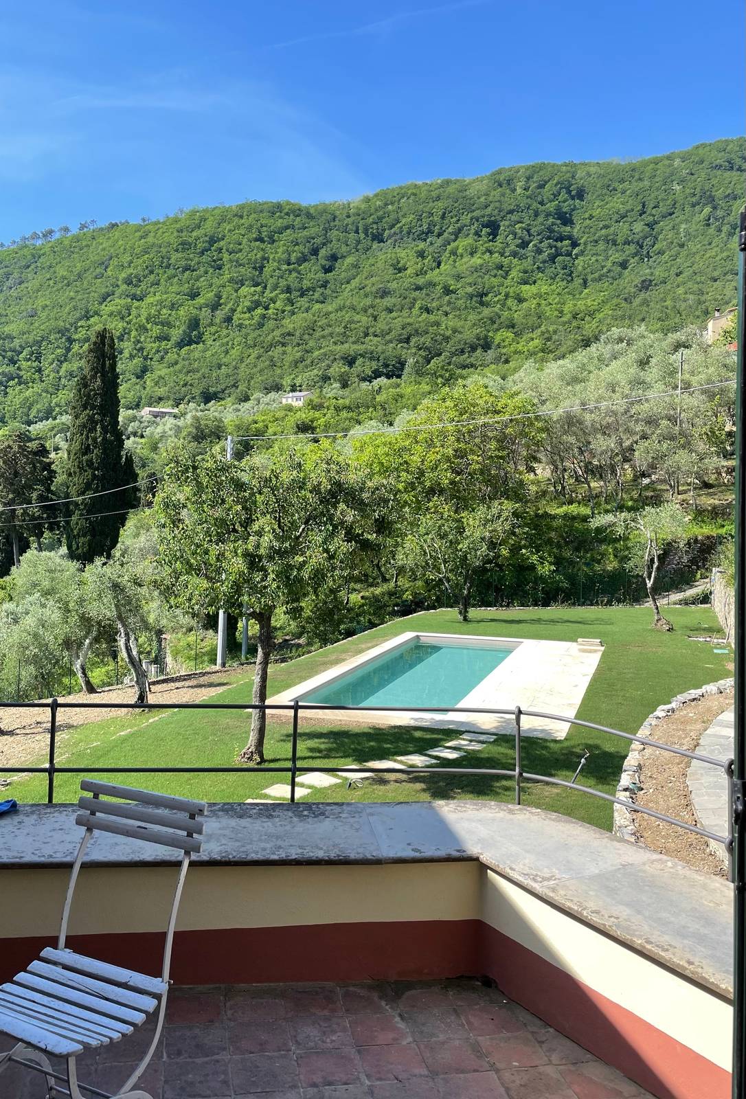 In questa casa di campagna, la piscina è stata posizionata in un grande prato libero, dove non c’erano limiti di misura o di spazio o di terreno difficile da organizzare o da gestire. La soluzione ottimale, che consente massima libertà. In questa casa di campagna, la piscina è stata posizionata in un grande prato libero, dove non c’erano limiti di misura o di spazio o di terreno difficile da organizzare o da gestire. La soluzione ottimale, che consente massima libertà.