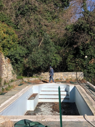 La piscina esistente: questa era la piscina esistente quando la casa è stata acquistata; era vecchia e aveva dei problemi strutturali oltre a una forma che non corrispondeva all’idea di progetto. È stata quindi demolita e al suo posto è stata realizzata una nuova piscina, nella stessa posizione. La piscina esistente: questa era la piscina esistente quando la casa è stata acquistata; era vecchia e aveva dei problemi strutturali oltre a una forma che non corrispondeva all’idea di progetto. È stata quindi demolita e al suo posto è stata realizzata una nuova piscina, nella stessa posizione.