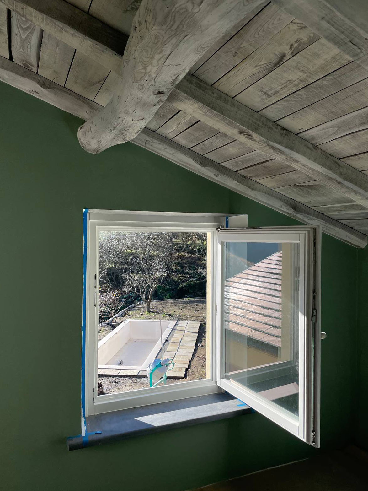 Questa piscina, vista dalla terrazza, ha un piccolo camminamento di pietre che conduce nel prato fino alla vasca. Si notano le pietre chiare tagliate a spacco e posizionate lungo il bordo di destra, per creare una parte tipo pedana in cui sdraiarsi. Questa piscina, vista dalla terrazza, ha un piccolo camminamento di pietre che conduce nel prato fino alla vasca. Si notano le pietre chiare tagliate a spacco e posizionate lungo il bordo di destra, per creare una parte tipo pedana in cui sdraiarsi.