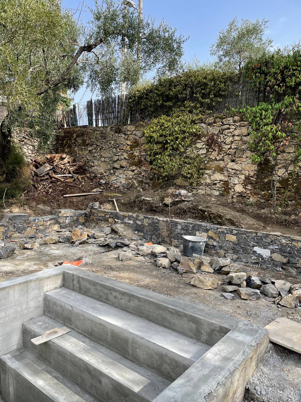 Invece della scaletta o di un accesso con gradini solo laterale e piccolo, il progetto ha previsto una serie di gradini che vanno da un lato all’altro della parte corta del rettangolo. In questo modo ci si può anche sedere e prendere il sole. E la vista è molto architettonica, oltre che comodissima nell’utilizzo. Lo svantaggio? Lo spazio per nuotare è più corto. Invece della scaletta o di un accesso con gradini solo laterale e piccolo, il progetto ha previsto una serie di gradini che vanno da un lato all’altro della parte corta del rettangolo. In questo modo ci si può anche sedere e prendere il sole. E la vista è molto architettonica, oltre che comodissima nell’utilizzo. Lo svantaggio? Lo spazio per nuotare è più corto.