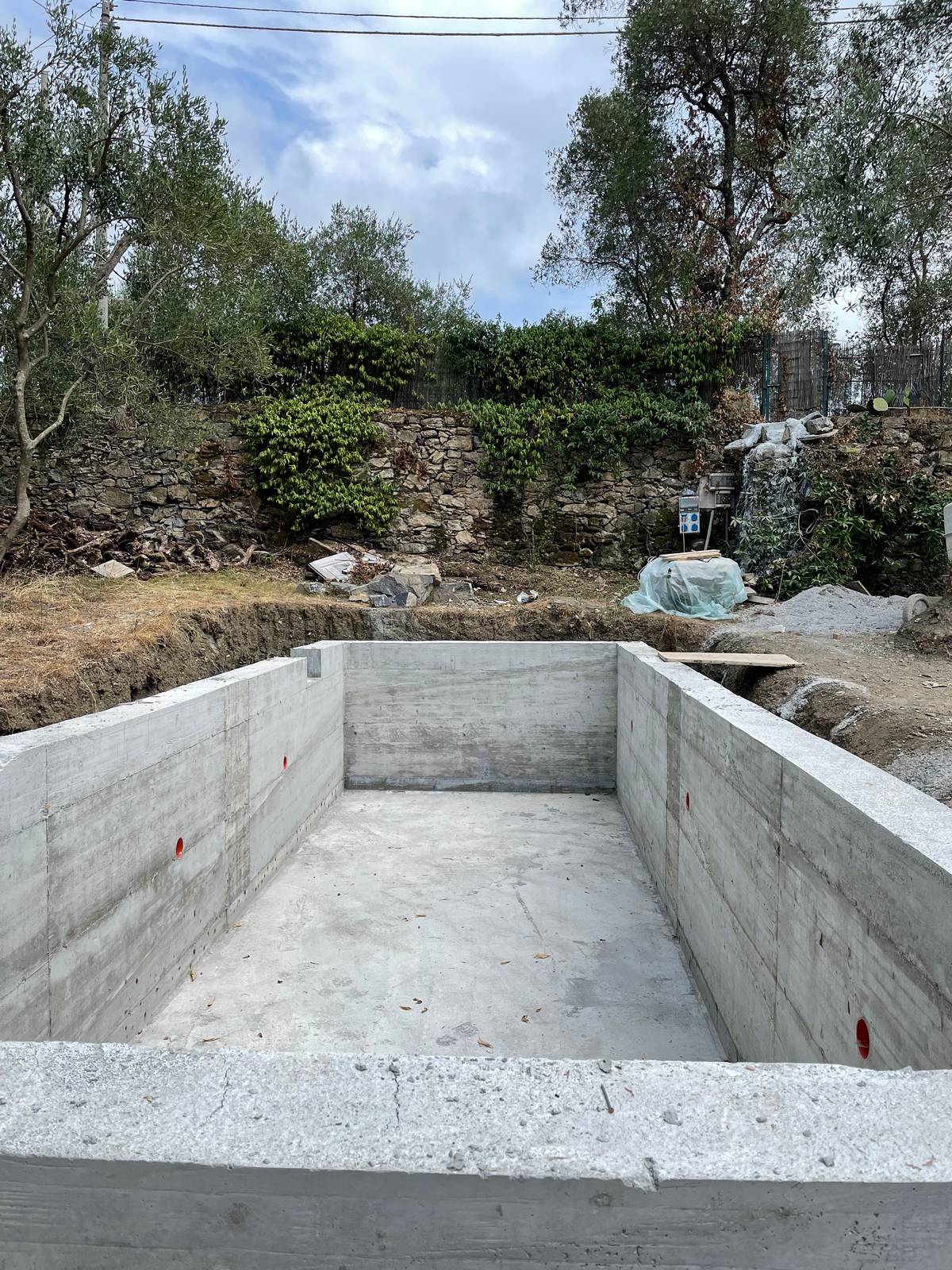 La vasca gettata e finita, in cemento grezzo. Per non dover scavare troppo si è scelto di fare la vasca con un’altezza di 120 centimetri, che permette di stare comodamente in piedi e di nuotare bene ma non di tuffarsi. Maggiori altezze sono consigliabili nelle piscine più grandi, ma per questo formato è un’altezza confortevole. La vasca gettata e finita, in cemento grezzo. Per non dover scavare troppo si è scelto di fare la vasca con un’altezza di 120 centimetri, che permette di stare comodamente in piedi e di nuotare bene ma non di tuffarsi. Maggiori altezze sono consigliabili nelle piscine più grandi, ma per questo formato è un’altezza confortevole.