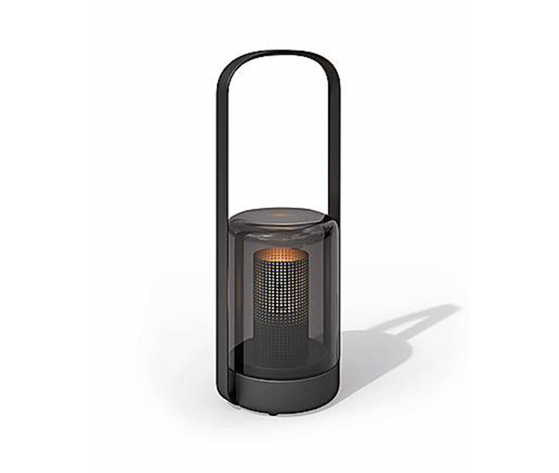 Portatile, la lanterna Luna di Tribù è in alluminio verniciato a polvere con diffusore in vetro soffiato. Misura L 22 x P 18 x H 53 cm e costa 995 euro. www.tribu.com Portatile, la lanterna Luna di Tribù è in alluminio verniciato a polvere con diffusore in vetro soffiato. Misura L 22 x P 18 x H 53 cm e costa 995 euro. www.tribu.com