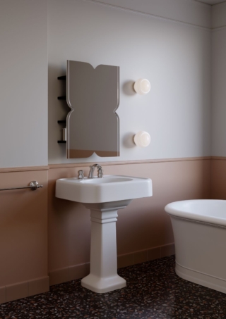 Il lavabo Blues con colonna di Devon & Devon è anche integrabile nelle consolle Blues e Single Memphis. La sua volumetria scultorea si ispira al design americano degli Anni Venti e Trenta. È realizzato in White Tec Plus, un materiale sostenibile liscio e vellutato, certificato Green Guard Gold da LEED®, che contiene resine di origine vegetale Biobased® derivate dall’amido di mais. Misura L 71 x P 56,5 x H 24 cm. Prezzo, Iva esclusa, 2.909,88 euro. www.devon-devon.com Il lavabo Blues con colonna di Devon & Devon è anche integrabile nelle consolle Blues e Single Memphis. La sua volumetria scultorea si ispira al design americano degli Anni Venti e Trenta. È realizzato in White Tec Plus, un materiale sostenibile liscio e vellutato, certificato Green Guard Gold da LEED®, che contiene resine di origine vegetale Biobased® derivate dall’amido di mais. Misura L 71 x P 56,5 x H 24 cm. Prezzo, Iva esclusa, 2.909,88 euro. www.devon-devon.com