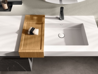 Nell’arredo bagno Miko di Scavolini, design Vuesse, il lavabo Plaza si integra su piano in Ocritech® bianco opaco. È dotato di vassoio scorrevole Useful in Rovere in appoggio. Misura del piano L 165 x P 52 x H 10 cm. Prezzo su richiesta. www.scavolini.com Nell’arredo bagno Miko di Scavolini, design Vuesse, il lavabo Plaza si integra su piano in Ocritech® bianco opaco. È dotato di vassoio scorrevole Useful in Rovere in appoggio. Misura del piano L 165 x P 52 x H 10 cm. Prezzo su richiesta. www.scavolini.com