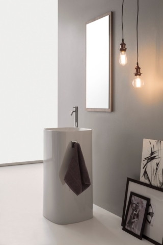 Il lavabo da a terra Moon di Scarabeo in ceramica bianca sanitaria ha ampio bacino con bordi sottili. Misura L 42 x P 42 x H 85 cm. Prezzo, Iva esclusa, 1.800 euro. https://scarabeoceramiche.it/ Il lavabo da a terra Moon di Scarabeo in ceramica bianca sanitaria ha ampio bacino con bordi sottili. Misura L 42 x P 42 x H 85 cm. Prezzo, Iva esclusa, 1.800 euro. https://scarabeoceramiche.it/