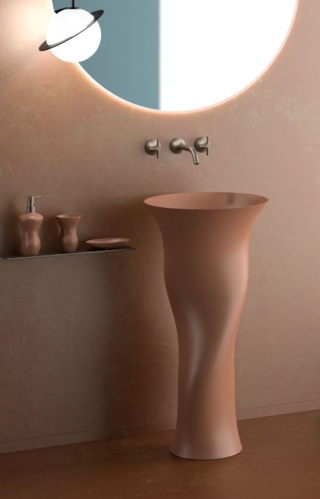 Ha forme sinuose il lavabo free-standing Dame di Glass Design ispirato al mondo della moda in Vetrofreddo®. La collezione è proposta in un'ampia gamma di colori, nella foto nel nuovo colore Mocha Mousse. Misura del diametro della bocca lavabo 45 cm/del diametro della base a terra 26 cm. L’altezza è di 90 cm. Prezzo, Iva esclusa, 3.761 euro. www.glassdesign.it Ha forme sinuose il lavabo free-standing Dame di Glass Design ispirato al mondo della moda in Vetrofreddo®. La collezione è proposta in un'ampia gamma di colori, nella foto nel nuovo colore Mocha Mousse. Misura del diametro della bocca lavabo 45 cm/del diametro della base a terra 26 cm. L’altezza è di 90 cm. Prezzo, Iva esclusa, 3.761 euro. www.glassdesign.it