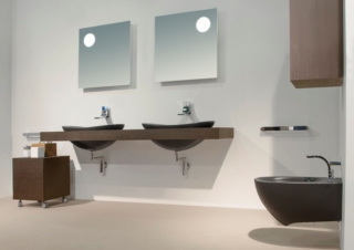 La mensola ha foro centrale per l’incasso del lavabo IO75 di Flaminia senza troppopieno e con rubinetteria a parete. Misura L 75 x P 45 x H 28 cm. Prezzo cadauno della versione colorata, Iva esclusa, 565 euro. www.ceramicaflaminia.it La mensola ha foro centrale per l’incasso del lavabo IO75 di Flaminia senza troppopieno e con rubinetteria a parete. Misura L 75 x P 45 x H 28 cm. Prezzo cadauno della versione colorata, Iva esclusa, 565 euro. www.ceramicaflaminia.it