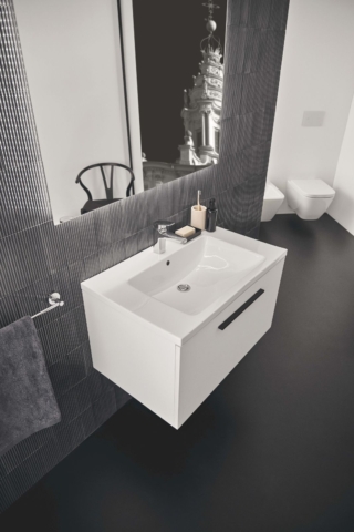È sospeso il lavabo integrato Top 810 mm della collezione i.life B di Ideal Standard. Con foro troppopieno è disponibile nei colori bianco, come in foto, nero e grigio. Misura L 81 x P 51 cm. Prezzo, Iva esclusa, 453,50 euro. www.idealstandard.it È sospeso il lavabo integrato Top 810 mm della collezione i.life B di Ideal Standard. Con foro troppopieno è disponibile nei colori bianco, come in foto, nero e grigio. Misura L 81 x P 51 cm. Prezzo, Iva esclusa, 453,50 euro. www.idealstandard.it