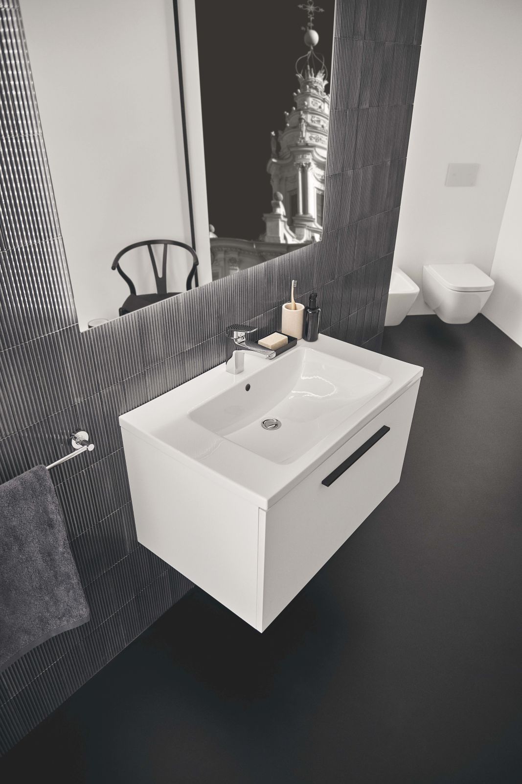 È sospeso il lavabo integrato Top 810 mm della collezione i.life B di Ideal Standard. Con foro troppopieno è disponibile nei colori bianco, come in foto, nero e grigio. Misura L 81 x P 51 cm. Prezzo, Iva esclusa, 453,50 euro. www.idealstandard.it È sospeso il lavabo integrato Top 810 mm della collezione i.life B di Ideal Standard. Con foro troppopieno è disponibile nei colori bianco, come in foto, nero e grigio. Misura L 81 x P 51 cm. Prezzo, Iva esclusa, 453,50 euro. www.idealstandard.it