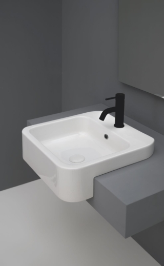 Fa parte della collezione Cosa di Axa il lavabo da semi-incasso con angoli stondati. Realizzato in ceramica sanitaria, è disponibile in nove diverse colorazioni oltre al bianco, nella finitura smaltata lucida o matt. Misura L 48 x P 48 x H 18 cm. Prezzo della versione bianco lucido 218 euro. www.axaceramica.it Fa parte della collezione Cosa di Axa il lavabo da semi-incasso con angoli stondati. Realizzato in ceramica sanitaria, è disponibile in nove diverse colorazioni oltre al bianco, nella finitura smaltata lucida o matt. Misura L 48 x P 48 x H 18 cm. Prezzo della versione bianco lucido 218 euro. www.axaceramica.it