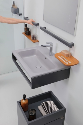 È in ceramica smaltata il lavabo sospeso da parete Omnia di Ponte Giulio che può essere integrato con una struttura complementare in acciaio zincato e verniciato a polveri. È disponibile nella finitura lucida o opaca e anche in pietra acrilica. Misura L 65 x P 46,5 x H 14,4 cm. Prezzo nella finitura bianca, Iva esclusa, 430 euro. www.pontegiulio.com È in ceramica smaltata il lavabo sospeso da parete Omnia di Ponte Giulio che può essere integrato con una struttura complementare in acciaio zincato e verniciato a polveri. È disponibile nella finitura lucida o opaca e anche in pietra acrilica. Misura L 65 x P 46,5 x H 14,4 cm. Prezzo nella finitura bianca, Iva esclusa, 430 euro. www.pontegiulio.com