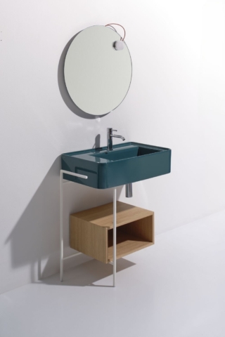 Il lavabo sospeso Ratio di Simas ha bacino di forma rettangolare addolcita dagli angoli arrotondati che si assottigliano nel bordo. Vi si può abbinare una struttura in metallo minimale che dà vita a un portasciugamani e un sostegno per un vano contenitore a giorno in legno. Misura L 55 x P 46 x H 18 cm. Prezzo, Iva esclusa, del solo lavabo nella finitura menta lucida, come in foto, 645 euro. www.simas.it Il lavabo sospeso Ratio di Simas ha bacino di forma rettangolare addolcita dagli angoli arrotondati che si assottigliano nel bordo. Vi si può abbinare una struttura in metallo minimale che dà vita a un portasciugamani e un sostegno per un vano contenitore a giorno in legno. Misura L 55 x P 46 x H 18 cm. Prezzo, Iva esclusa, del solo lavabo nella finitura menta lucida, come in foto, 645 euro. www.simas.it