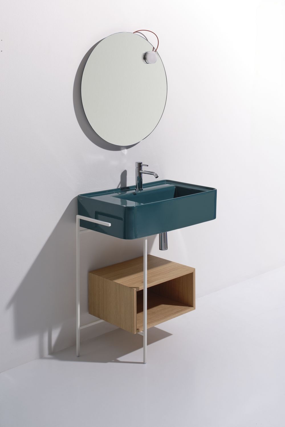 Il lavabo sospeso Ratio di Simas ha bacino di forma rettangolare addolcita dagli angoli arrotondati che si assottigliano nel bordo. Vi si può abbinare una struttura in metallo minimale che dà vita a un portasciugamani e un sostegno per un vano contenitore a giorno in legno. Misura L 55 x P 46 x H 18 cm. Prezzo, Iva esclusa, del solo lavabo nella finitura menta lucida, come in foto, 645 euro. www.simas.it Il lavabo sospeso Ratio di Simas ha bacino di forma rettangolare addolcita dagli angoli arrotondati che si assottigliano nel bordo. Vi si può abbinare una struttura in metallo minimale che dà vita a un portasciugamani e un sostegno per un vano contenitore a giorno in legno. Misura L 55 x P 46 x H 18 cm. Prezzo, Iva esclusa, del solo lavabo nella finitura menta lucida, come in foto, 645 euro. www.simas.it