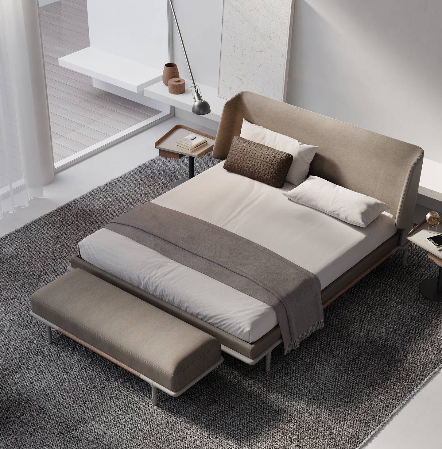 Il letto Alfred di Frigerio ha una testata avvolgente, dotata di due ali laterali. Le finiture sartoriali del rivestimento in tessuto ne sottolineano il design sofisticato. La struttura ha un basamento in legno massello con i piedini rivestiti in pelle. Misura L 186/206 x P 236 x H 104 cm. Prezzo a partire da 7.246 euro + IVA. https://www.frigerio.com/it