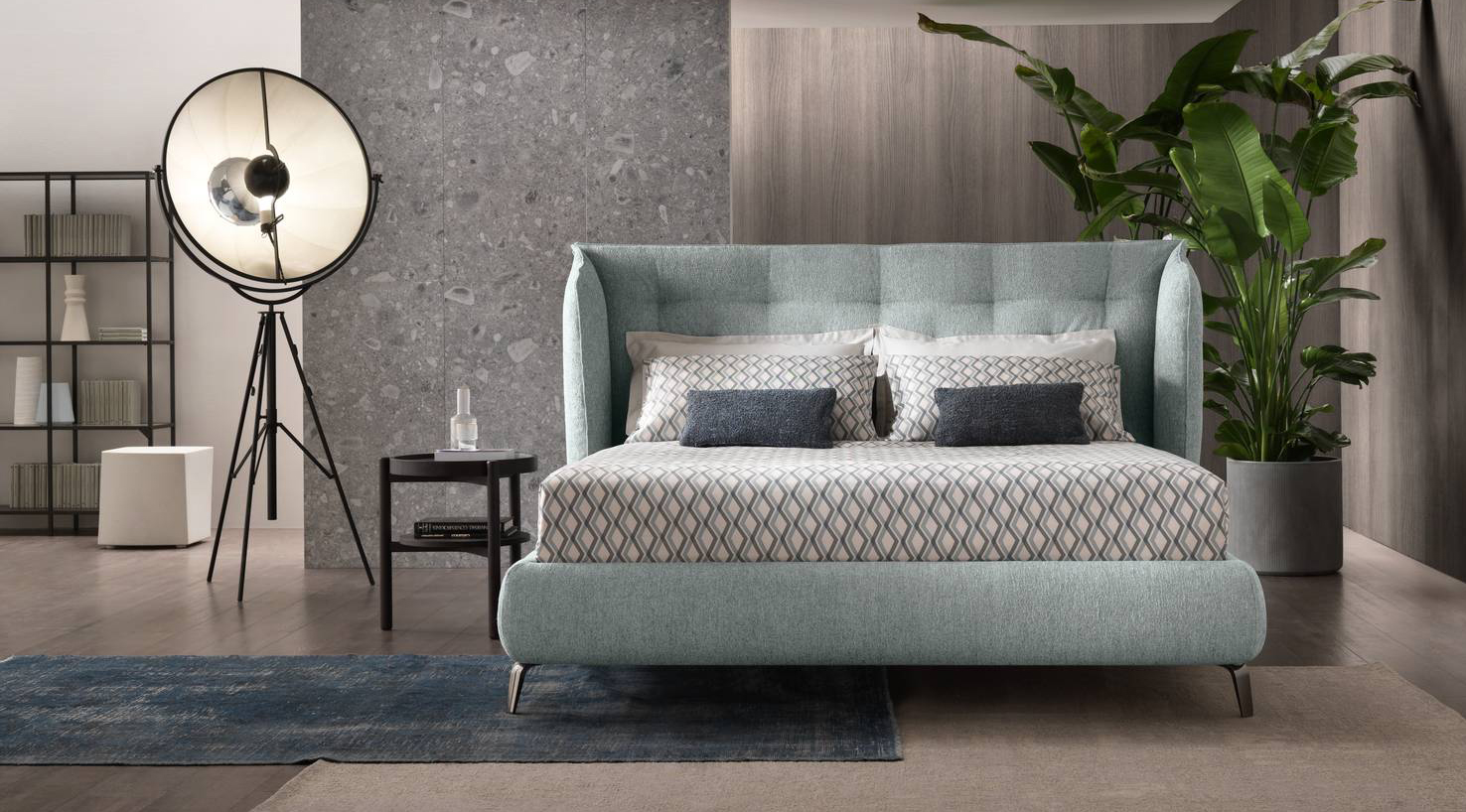 La testata del letto sfoderabile Lily di Altrenotti è trapuntata ed è dotata di due ali laterali che possono essere facilmente rimosse, aprendo bottone e cerniera. La struttura è completamente rivestito in tessuto in una fresca e ricercata sfumatura verde acqua. Misura L 176 x P 213/223 x H 116 cm. Prezzo a partire da 4.512 euro in promozione -30% di sconto = 3.159 euro (compreso di piano da riposo ergonomico, materasso, piumino e set coordinato). https://altrenotti.it