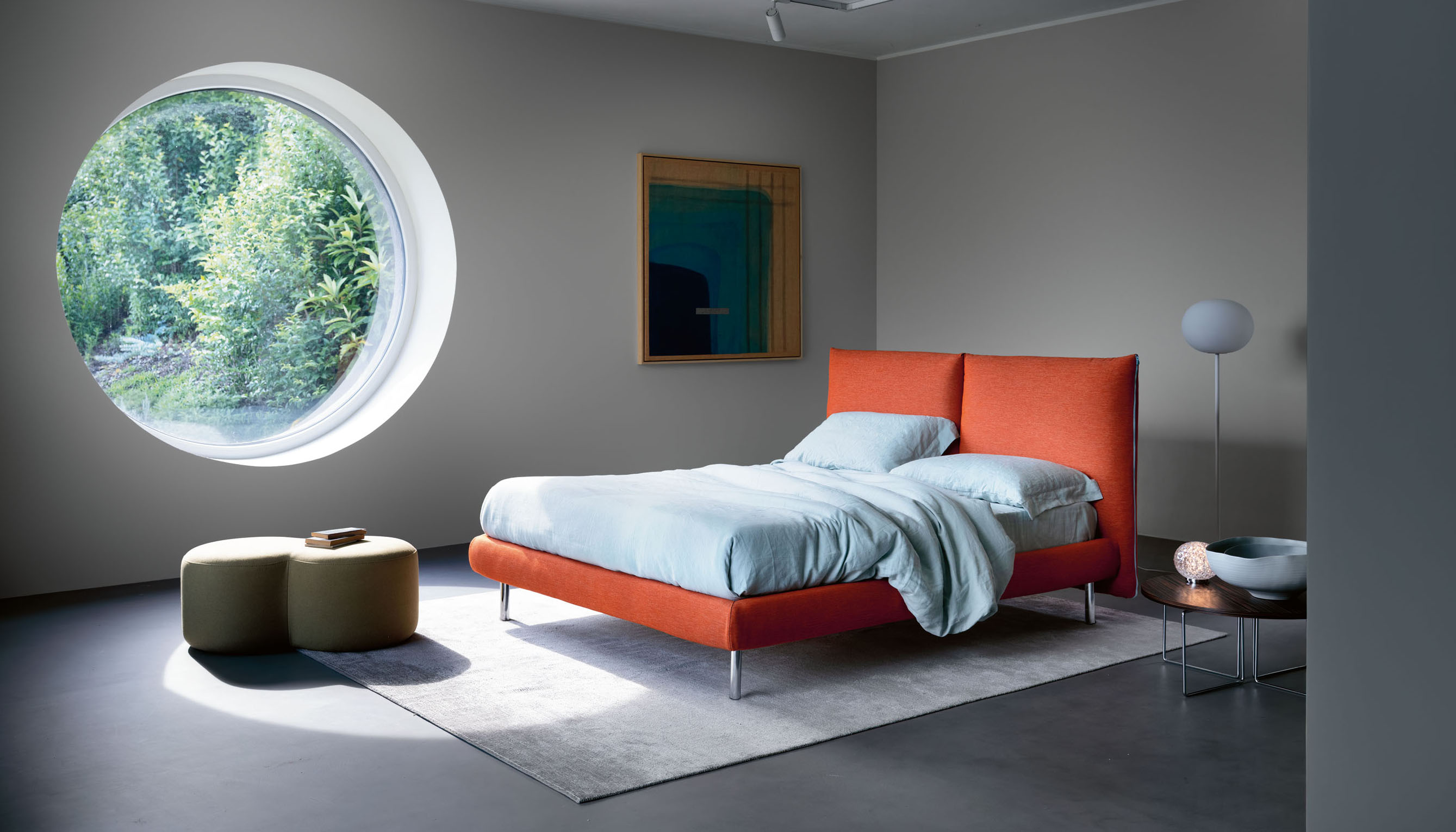 Elegante e funzionale il letto London di Noctis che è caratterizzato da  un'importante testata, imbottita in schiuma ad alta densità che assicura un comfort avvolgente, messa in risalto dal rivestimento sfoderabile in tessuto Positano arancione. I piedini Noah in metallo cromo completano la struttura; può essere completato con il sistema contenitore Secret Box®, con cassetto su guide e vano nascosto scorrevole. Misura L 183 x P 225 x H 108 cm. Prezzo da rivenditore. https://www.noctis.it/it