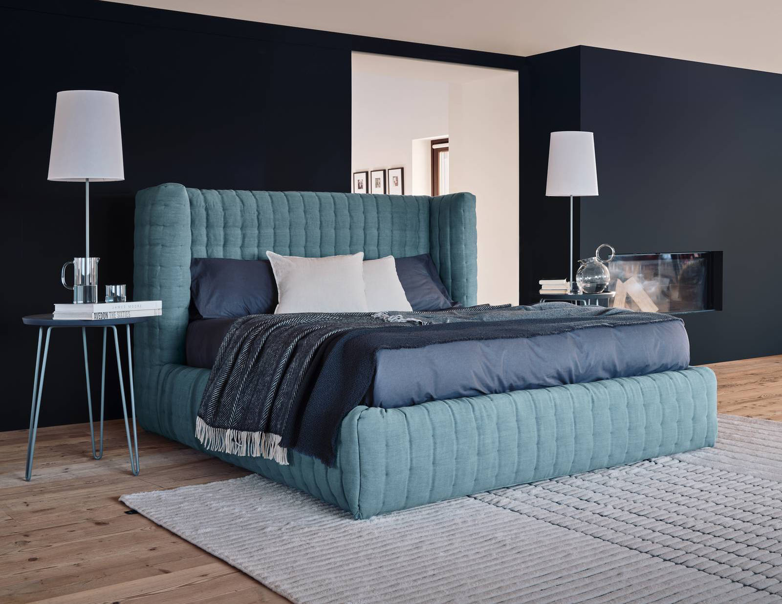 Imbottiture generose per il letto Nest di Gervasoni che è caratterizzato da un rivestimento tessile trapuntato effetto matelassé in un'intensa tonalità di celeste. La testiera bergère, che ne aumenta il comfort, e il giroletto sono sfoderabili. Misura L 190/210/183/223 x P 230/233 x H 120 cm. Prezzo 3.615 euro. https://gervasoni1882.com/it