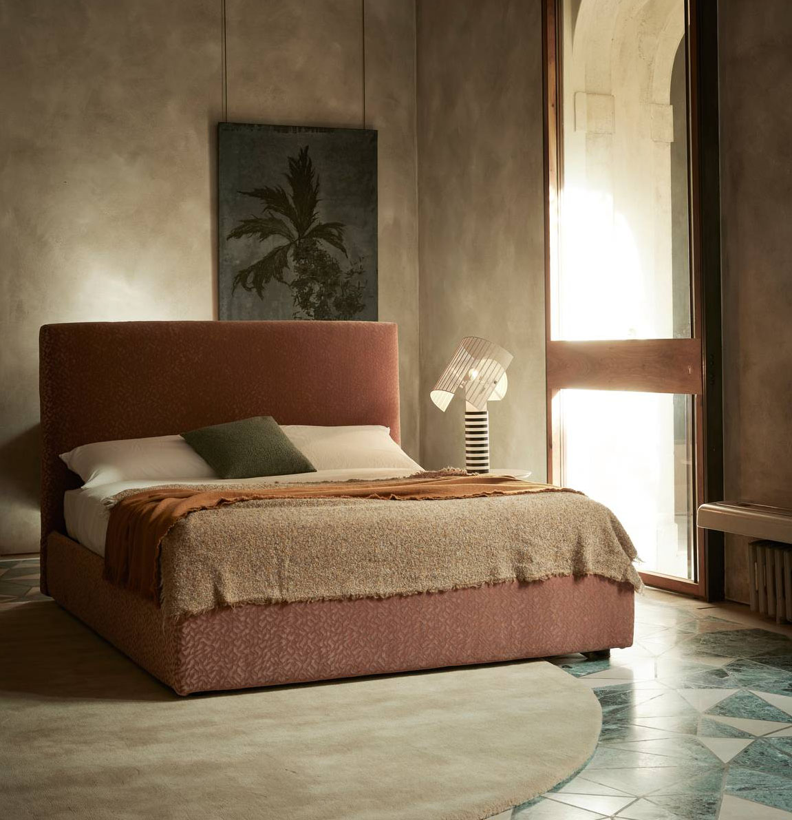 La testiera e il giroletto imbottiti con fibra di cocco e ovatta di lana rendono il letto Noah di Bolzan confortevole, traspirabile e igienico. La forma squadrata e compatta mette in evidenza il tessuto del rivestimento composto da fibre naturali e di facile manutenzione. Misura L 220 x P 184 x H 124 cm. Prezzo a partire da 2.549 euro. https://www.bolzan.com