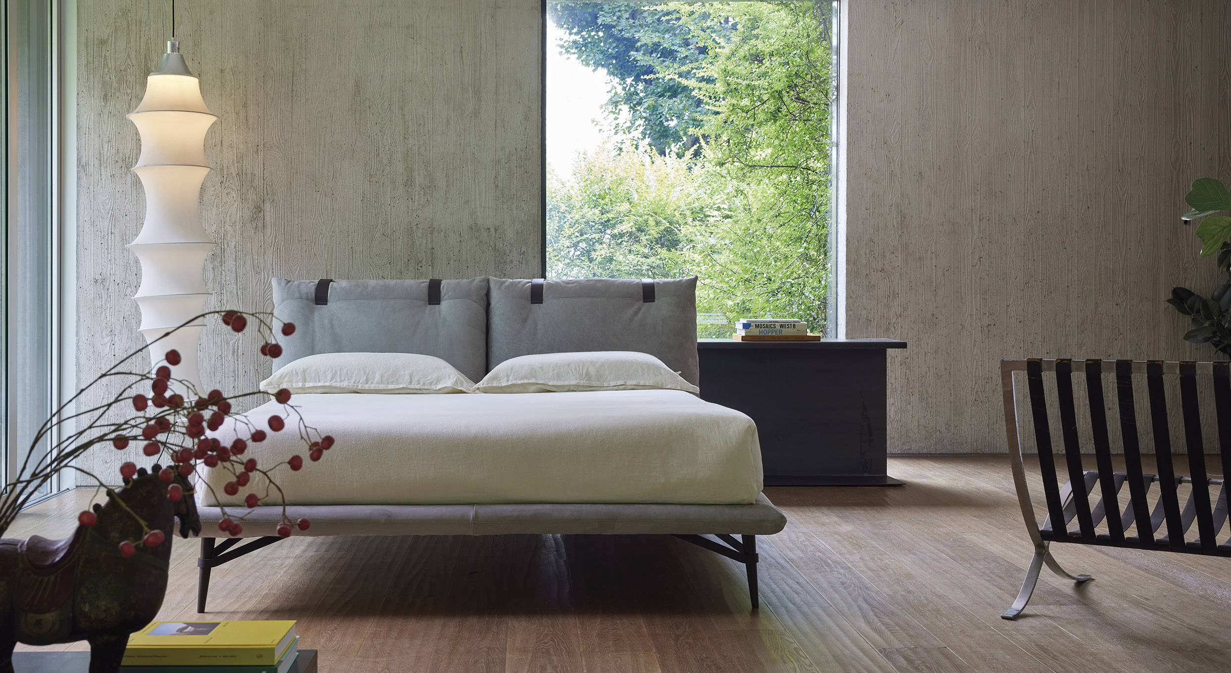 Il letto Otto di Alto è rivestito in tessuto Buk in una delicata sfumatura grigio chiaro che dà vita ad un raffinato contrasto con i piedi in legno massello sagomato nella finitura wengé. La testata imbottita  è arricchita dalla presenza di due morbidi cuscini, fissati da quattro cinghie in cuoietto Cinta nella colorazione testa di moro. Misura L 176/185 x P 240 x H 100 cm. Prezzo a partire da 3.615 euro. https://altolettitessili.it