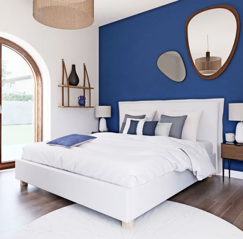 Il rivestimento in tessuto spalmato bianco candido rende il letto contenitore Pillow di Maisons du Monde un arredo con un fascino e un'eleganza senza tempo. I piedi squadrati in legno di pino chiaro ne sottolineano lo stile nordico. Misura L 201 x P 216 x H 115 cm. Prezzo 549 euro. https://www.maisonsdumonde.com