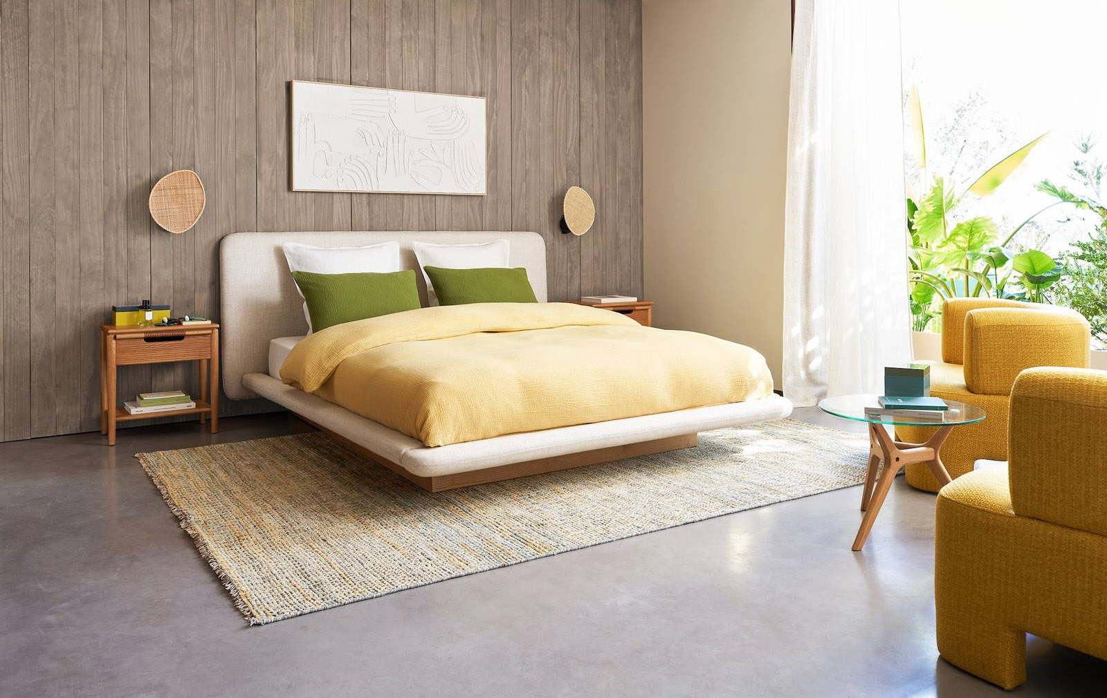 Design contemporaneo per il letto Slice di AM.PM su La Redoute che ha la testiera, leggermente  curvata all'indietro, e la piattaforma imbottite e rivestite in tessuto chiaro, posizionate su una base in massello di frassino FSC® incassato. Misura L 202 x P 220 x H 98 cm. Prezzo a partire da 119,20 euro. https://www.laredoute.it