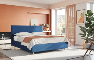 Il letto contenitore Teresa di Divani.Store è rivestito in tessuto misto cotone impermeabile sfoderabile e poggia su piedini in legno naturale. La testata imbottita, con una linea geometrica, lo rende contemporaneo e facile da ambientare. Il vano contenitore, accessibile con un pratico sistema di apertura a pistoni, è ideale per riporre biancheria e oggetti. Misura L 182 x P 208 x H 104 cm. Prezzo 1.999 euro. https://divani.store/ Il letto contenitore Teresa di Divani.Store è rivestito in tessuto misto cotone impermeabile sfoderabile e poggia su piedini in legno naturale. La testata imbottita, con una linea geometrica, lo rende contemporaneo e facile da ambientare. Il vano contenitore, accessibile con un pratico sistema di apertura a pistoni, è ideale per riporre biancheria e oggetti. Misura L 182 x P 208 x H 104 cm. Prezzo 1.999 euro. https://divani.store/