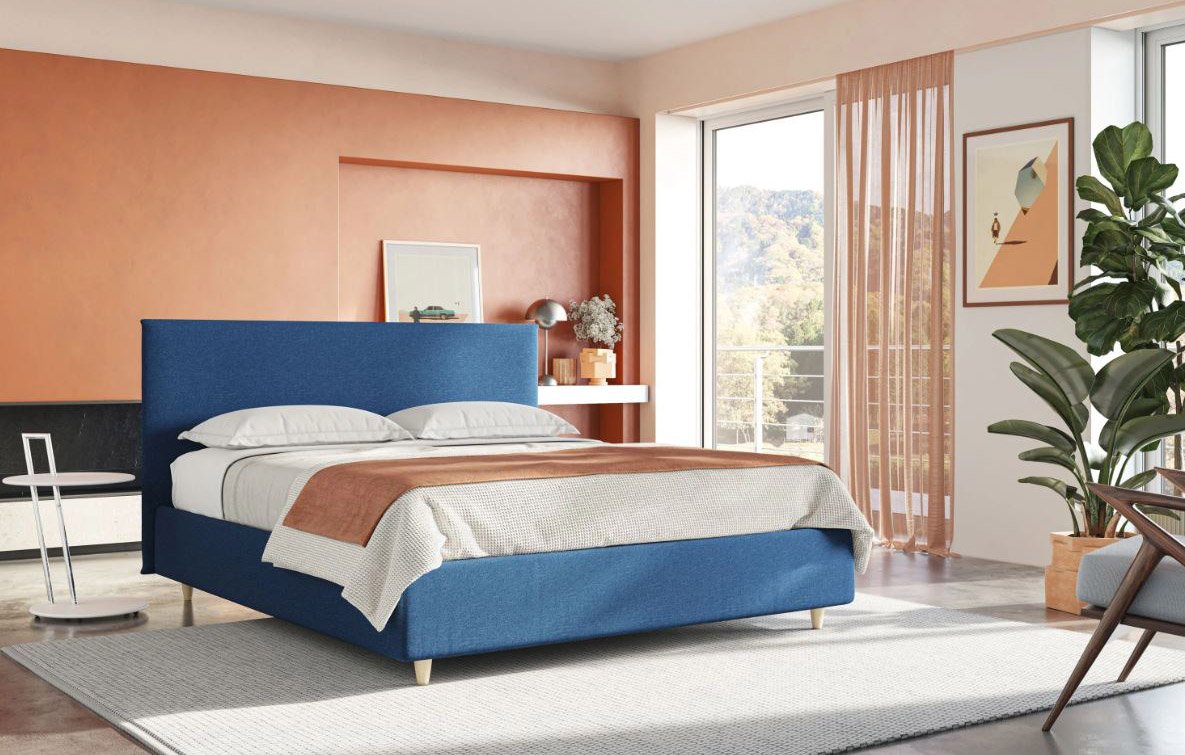 Il letto contenitore Teresa di Divani.Store è rivestito in tessuto misto cotone impermeabile sfoderabile e poggia su piedini in legno naturale. La testata imbottita, con una linea geometrica, lo rende contemporaneo e facile da ambientare. Il vano contenitore, accessibile con un pratico sistema di apertura a pistoni, è ideale per riporre biancheria e oggetti. Misura L 182 x P 208 x H 104 cm. Prezzo 1.999 euro. https://divani.store/