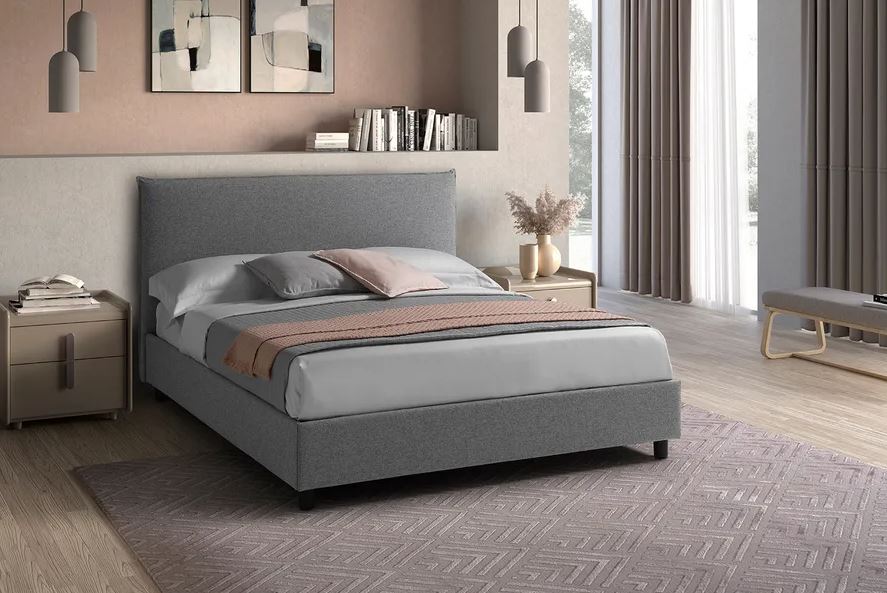 È dotato di un comodo contenitore il letto tessile Vermont di Perdormire che è rivestito in tessuto Primonero 616 fumo non sfoderabile; è dotato di piedini in plastica nera. La linea pulita e la colorazione “neutra” lo rendono facile da ambientare. Misura L 175 x P 205 x H 110 cm. Prezzo 652 euro. https://www.perdormire.com