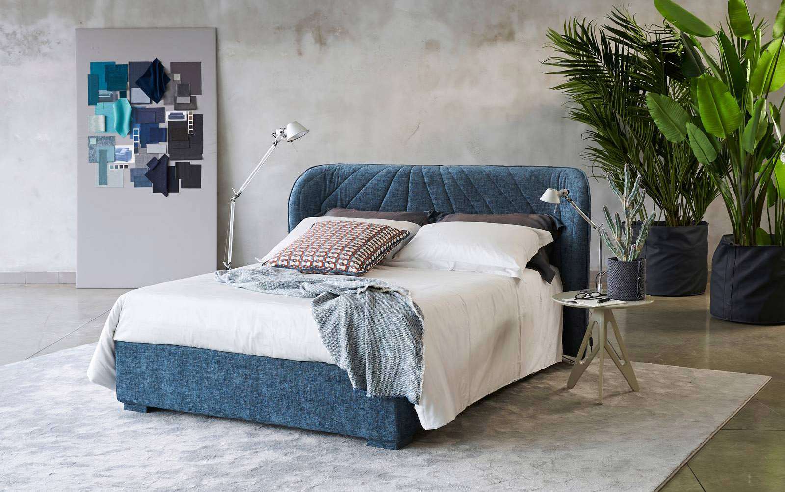 Un rivestimento in tessuto sfoderabile blu per il letto con contenitore Victoria di Milano Bedding che è dotato di due ali posizionate ai lati della testata che ne aumentano il comfort. Misura L 202 x P 208 x H 115 cm. Prezzo a partire da 4.227 euro. https://www.milanobedding.it
